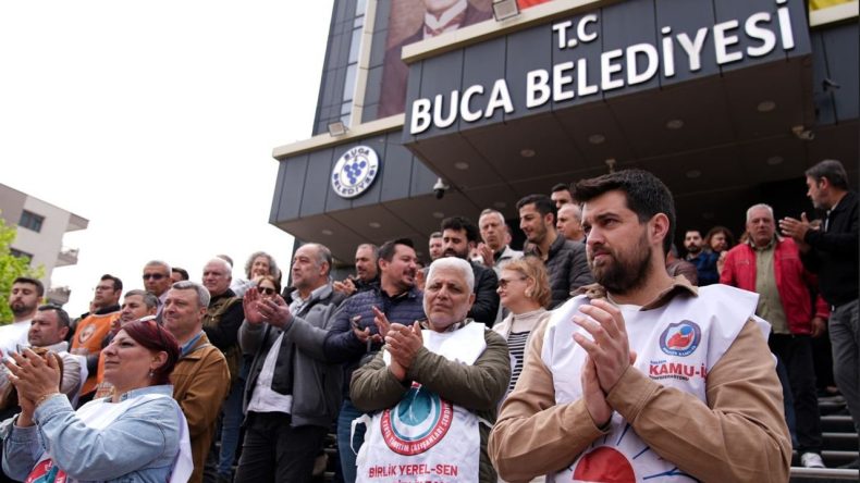 İzmir&rsquo;in 2 il&ccedil;esinde maaş krizi b&uuml;y&uuml;yor: Memurlar iş bıraktı