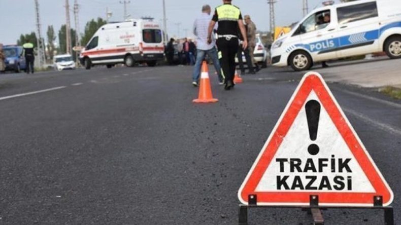 İzmir&rsquo;de 3 ara&ccedil;lı maddi hasarlı kaza: Bornova&ndash;Buca y&ouml;n&uuml;nde trafik kilitlendi