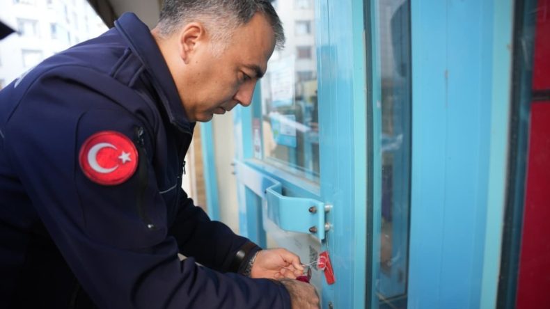 İzmir&rsquo;de emsal niteliğinde karar: Torbalı&rsquo;da tarihi ge&ccedil;miş &uuml;r&uuml;n satan marketler tek tek m&uuml;h&uuml;rleniyor