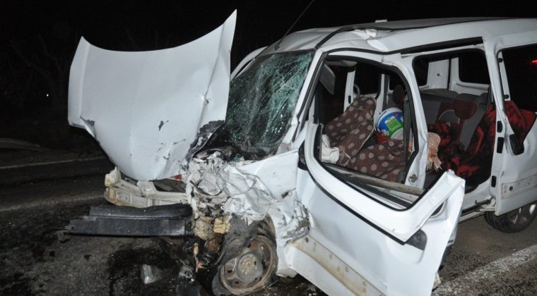 İzmir&rsquo;de Feci Kaza: 1&rsquo;i Ağır 4 Yaralı