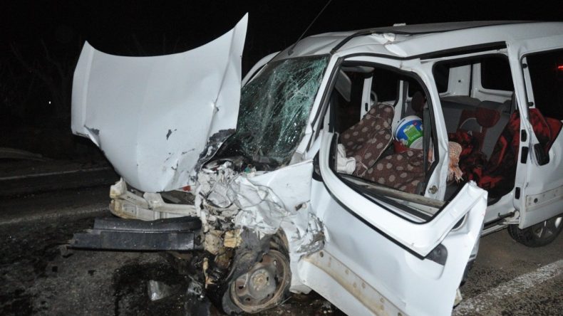 İzmir&rsquo;de Feci Kaza: 1&rsquo;i Ağır 4 Yaralı