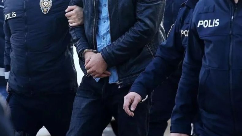 İzmir’de film gibi operasyon: 26,5 yıl hapis cezalı 2 firari depoda yakalandı