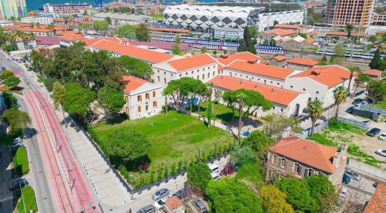 İzmir&rsquo;de gemi s&ouml;k&uuml;m sırasında ortaya &ccedil;ıkmıştı: 17. y&uuml;zyıla ait top ve g&uuml;lleler ilk kez sergileniyor