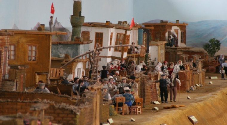 İzmir&rsquo;de g&ouml;reni şaşırtan k&ouml;y: 300 metrekarede koca bir Anadolu