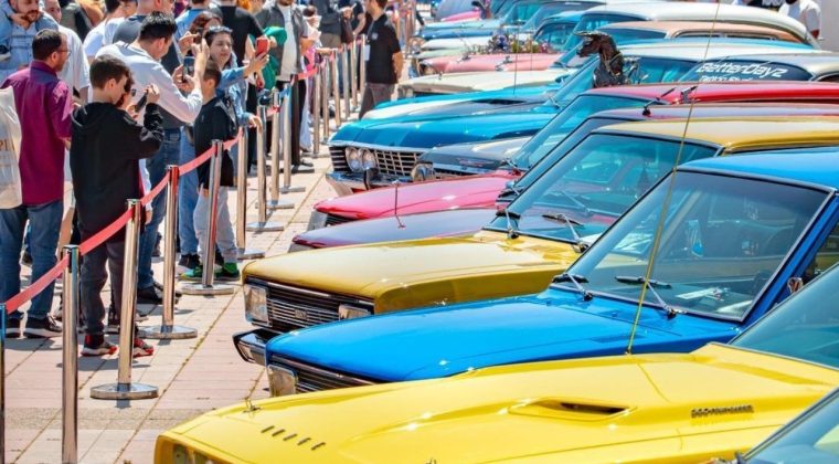 İzmir&rsquo;de Klasik Otomobil Sergisi ziyaret&ccedil;ilerini zaman yolculuğuna &ccedil;ıkardı: Devamı gelecek
