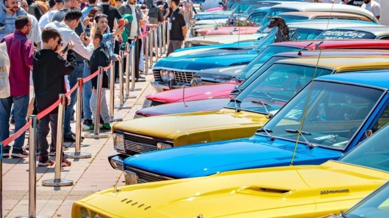 İzmir&rsquo;de Klasik Otomobil Sergisi ziyaret&ccedil;ilerini zaman yolculuğuna &ccedil;ıkardı: Devamı gelecek