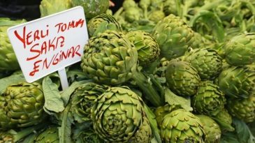 İzmir&rsquo;de pazar tezgahları &ccedil;i&ccedil;ek a&ccedil;tı: İşte mevsim lezzetiyle zeytinyağlı enginar tarifi