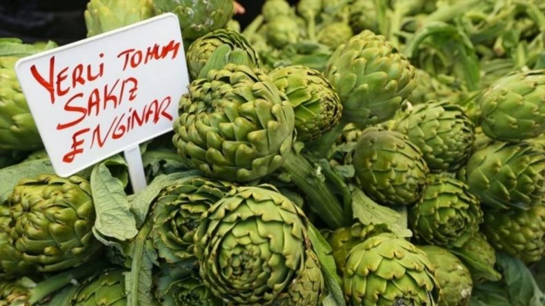 İzmir&rsquo;de pazar tezgahları &ccedil;i&ccedil;ek a&ccedil;tı: İşte mevsim lezzetiyle zeytinyağlı enginar tarifi