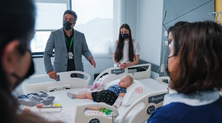 İzmir&rsquo;de tıp tarihine ge&ccedil;en nakil: 22 aylık Kadir erişkin kadavradan alınan bağırsakla hayata tutundu