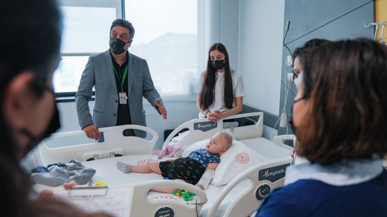 İzmir&rsquo;de tıp tarihine ge&ccedil;en nakil: 22 aylık Kadir erişkin kadavradan alınan bağırsakla hayata tutundu