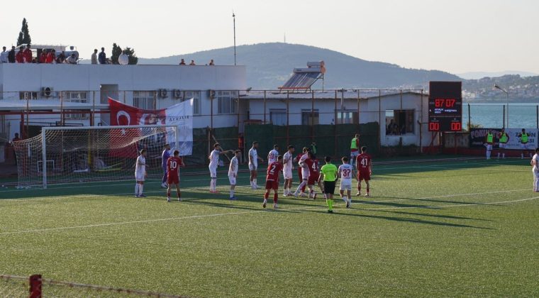 Karşıyaka Ayvalıkg&uuml;c&uuml; ma&ccedil;ının sonunda kavga &ccedil;ıktı: 3 kişi yaralandı, 2 kişi g&ouml;zaltında