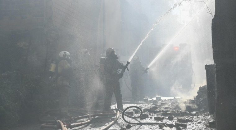 Konak&rsquo;ta korkutan yangın kontrol altında: B&uuml;y&uuml;k tehlike atlatıldı