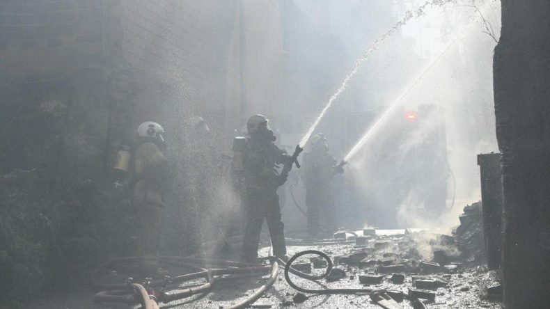 Konak&rsquo;ta korkutan yangın kontrol altında: B&uuml;y&uuml;k tehlike atlatıldı