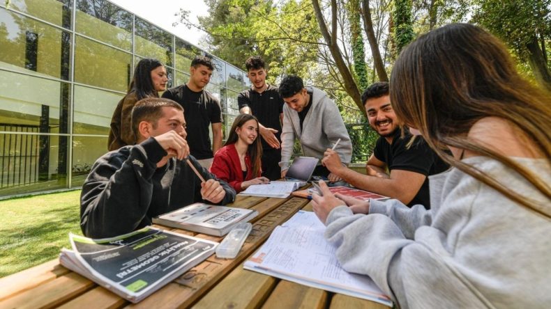 K&uuml;lt&uuml;rpark&rsquo;ın yeni g&ouml;zdesi: &Ouml;ğrenciden emekliye&hellip; Hasan Ali Y&uuml;cel K&uuml;t&uuml;phanesi yoğun ilgi g&ouml;r&uuml;yor