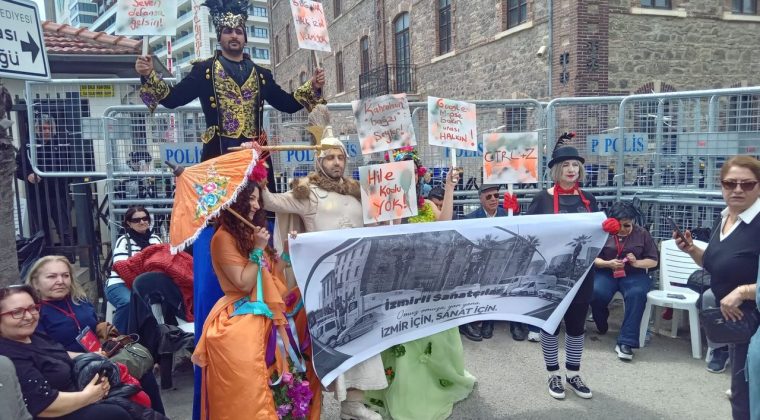 Meslek Fabrikası direnişine sanat&ccedil;ılardan destek: Sahne kost&uuml;mleriyle geldiler