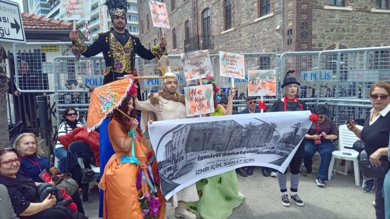 Meslek Fabrikası direnişine sanat&ccedil;ılardan destek: Sahne kost&uuml;mleriyle geldiler