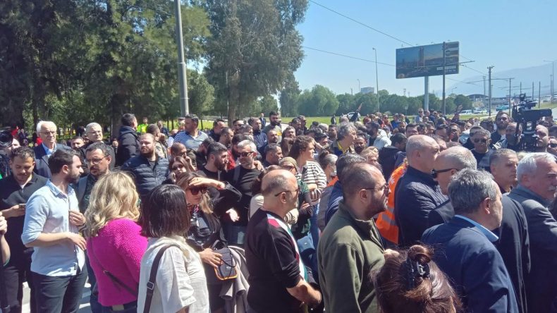 Meslek Fabrikası Nöbeti Büyüyor: Yurttaşlardan Caddeyi Trafiğe Kapattı