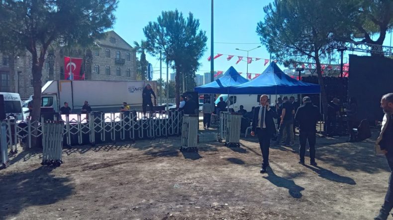 Meslek Fabrikası Önünde Büyük Miting Hazırlığı: Alan Dolmaya Başladı