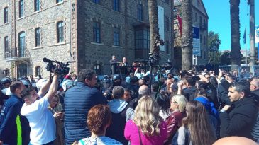 Meslek Fabrikası &ouml;n&uuml;nde gerilim y&uuml;kseliyor: Polis barikatı yıkıldı