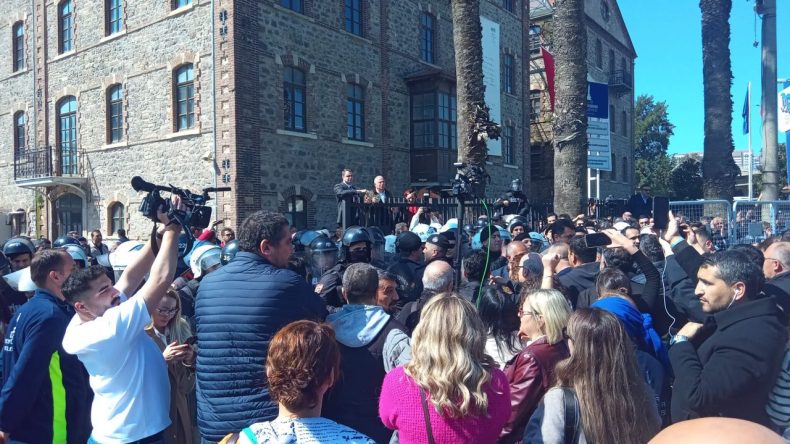 Meslek Fabrikası &ouml;n&uuml;nde gerilim y&uuml;kseliyor: Polis barikatı yıkıldı