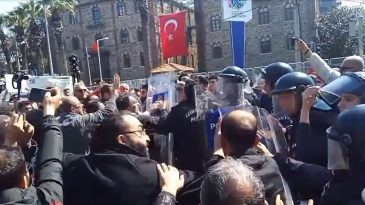 Meslek Fabrikası &ouml;n&uuml;nde m&uuml;dahale: Biber gazı kullanıldı, arbede yaşandı