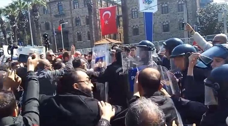 Meslek Fabrikası &ouml;n&uuml;nde m&uuml;dahale: Biber gazı kullanıldı, arbede yaşandı