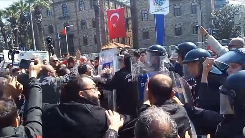 Meslek Fabrikası &ouml;n&uuml;nde m&uuml;dahale: Biber gazı kullanıldı, arbede yaşandı