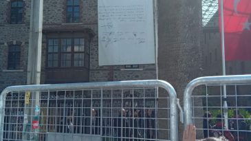 Meslek Fabrikası &ouml;n&uuml;nde pankart gerilimi: Polis indirdi, yurttaşlar tepki g&ouml;sterdi