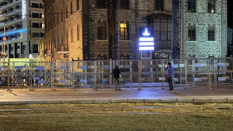 Meslek Fabrikası önünde yeni barikat: Yurttaşların oturduğu alan kapatıldı