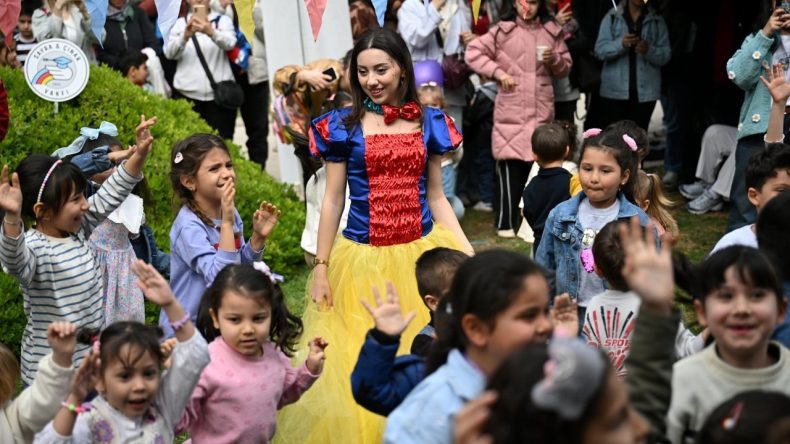 Miniklerin şenlik coşkusu: Sayra ve Çınar’ın adı Bornova’da yaşıyor