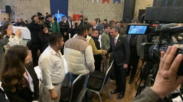 &Ouml;zg&uuml;r &Ouml;zel İzmir'den seslendi: Romanlar sorun var diyorsa vardır!