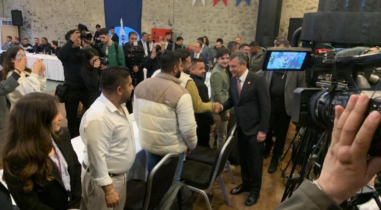 &Ouml;zg&uuml;r &Ouml;zel İzmir'den seslendi: Romanlar sorun var diyorsa vardır!