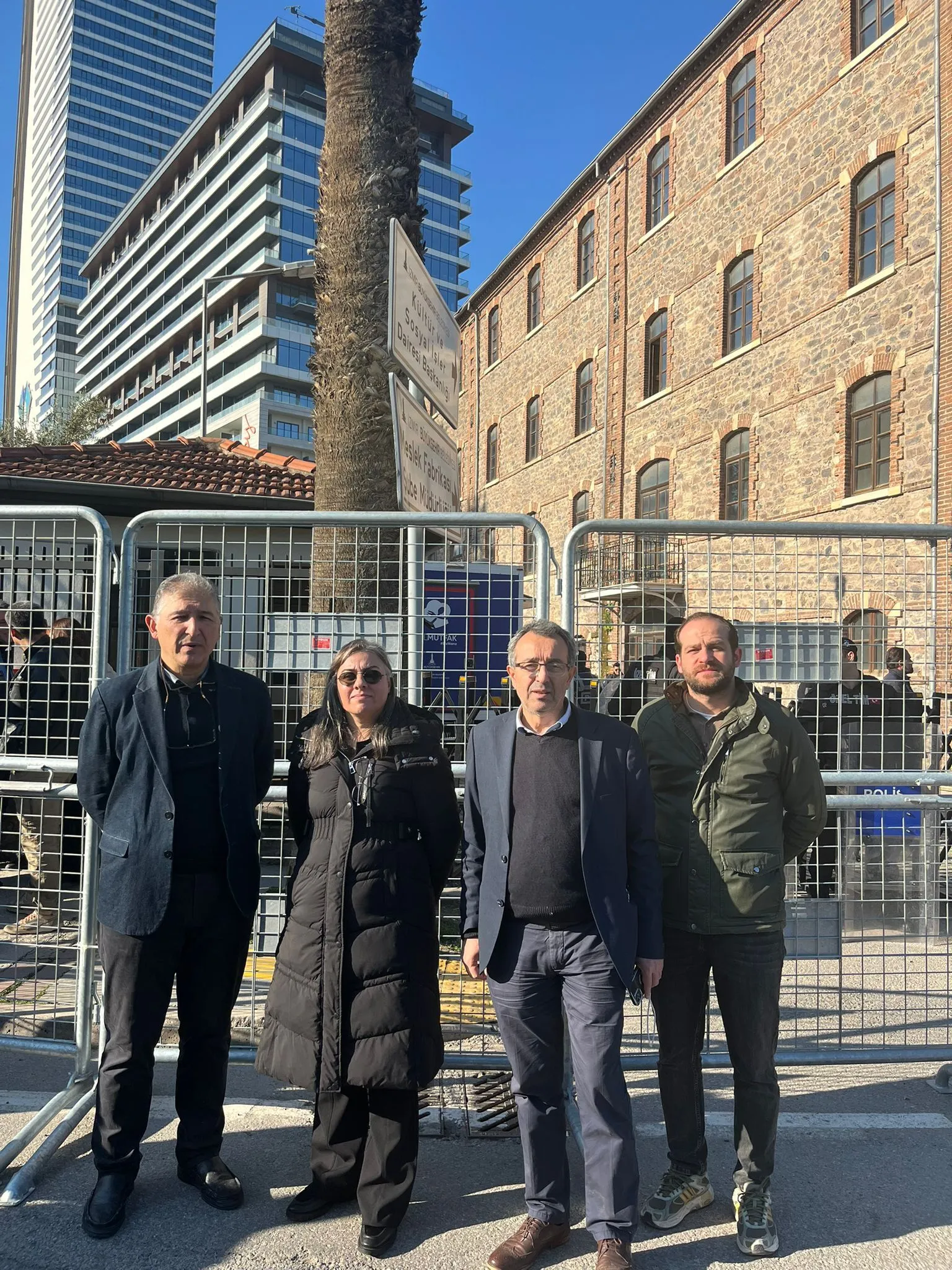 Meslek Fabrikası Önünde Nöbet