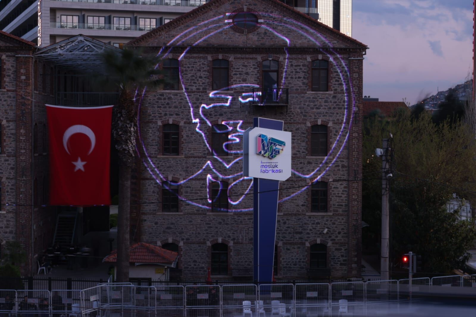 Atatürk'ün silüeti binaya yansıtıldı